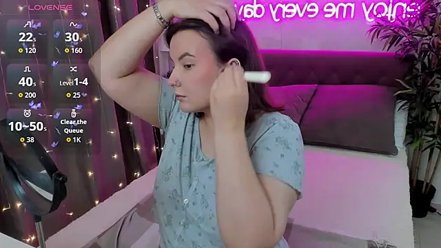 Snapshot of FeralPeach chatting on 10.03.25 FeralPeach online show from 10.03.25