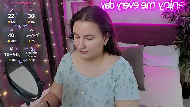 Snapshot of FeralPeach chatting on 10.19.25 FeralPeach online show from 10.19.25