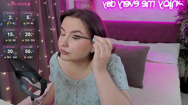 Snapshot of FeralPeach chatting on 11.14.25 FeralPeach online show from 11.14.25