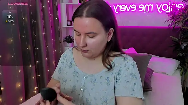 Snapshot of FeralPeach chatting on 05.17.26 FeralPeach online show from 05.17.26