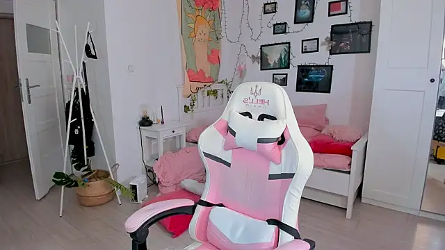 Mia Madden online show from 01.11.25