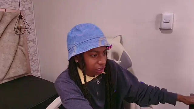 Snapshot of Queen_perla_ chatting on 12.04.25 Queen perla online show from 12.04.25