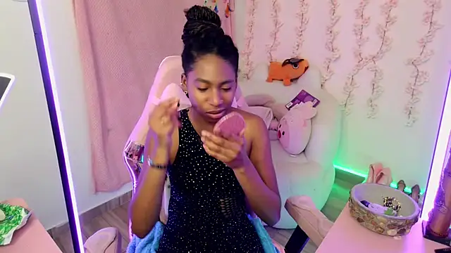 Snapshot of Queen_perla_ chatting on 12.18.25 Queen perla online show from 12.18.25