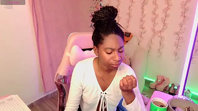 Snapshot of Queen_perla_ chatting on 12.22.25 Queen perla online show from 12.22.25