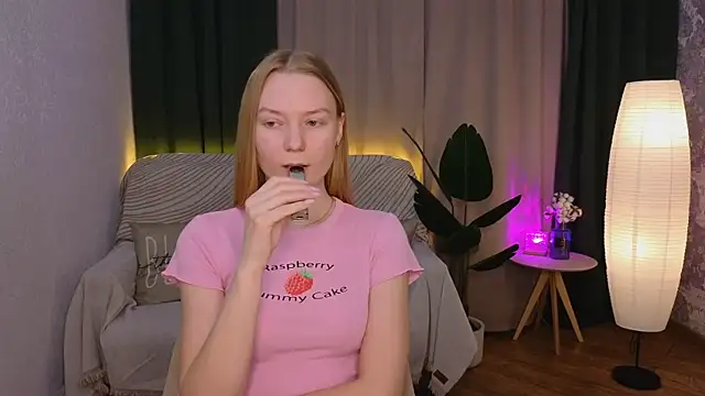 Snapshot of CarolynCohen__ chatting on 02.06.25 CarolynCohen online show from 02.06.25