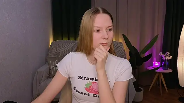Snapshot of CarolynCohen__ chatting on 02.14.25 CarolynCohen online show from 02.14.25