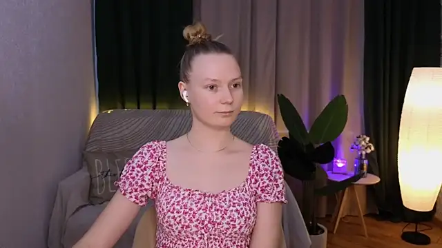 Snapshot of CarolynCohen__ chatting on 03.04.25 CarolynCohen online show from 03.04.25