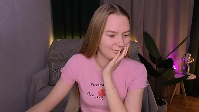 Snapshot of CarolynCohen__ chatting on 03.07.25 CarolynCohen online show from 03.07.25