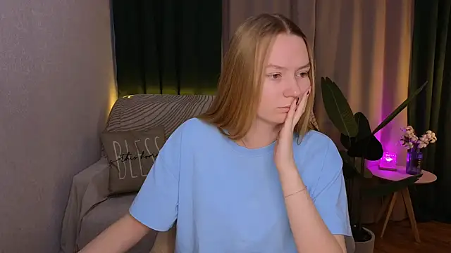 Snapshot of CarolynCohen__ chatting on 03.09.25 CarolynCohen online show from 03.09.25