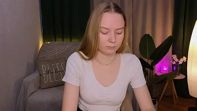 Snapshot of CarolynCohen__ chatting on 03.10.25 CarolynCohen online show from 03.10.25