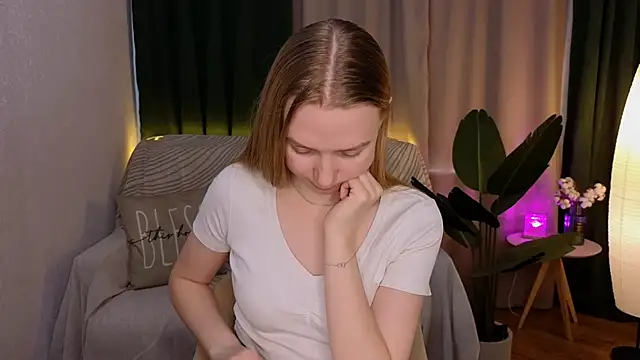 Snapshot of CarolynCohen__ chatting on 03.10.25 CarolynCohen online show from 03.10.25