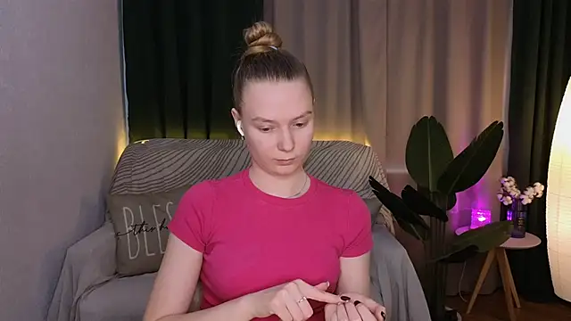 Snapshot of CarolynCohen__ chatting on 03.11.25 CarolynCohen online show from 03.11.25