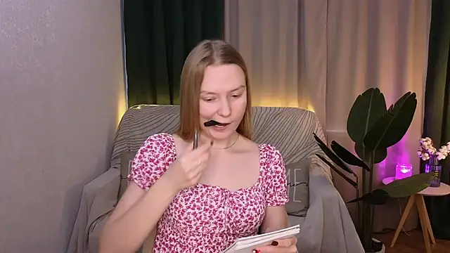 Snapshot of CarolynCohen__ chatting on 03.20.25 CarolynCohen online show from 03.20.25