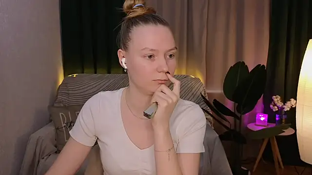 Snapshot of CarolynCohen__ chatting on 03.22.25 CarolynCohen online show from 03.22.25