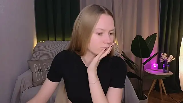 Snapshot of CarolynCohen__ chatting on 03.23.25 CarolynCohen online show from 03.23.25