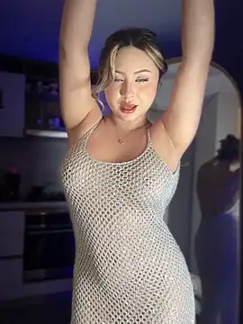 Snapshot of SaraFerreira chatting on 10.30.25 SaraFerreira online show from 10.30.25