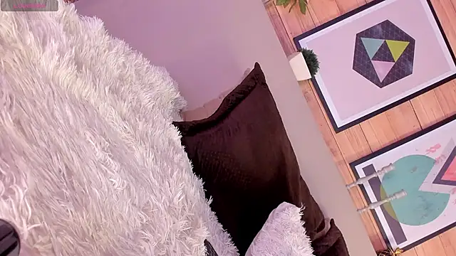 Snapshot of IzzyWild chatting on 02.25.25 IzzyWild online show from 02.25.25