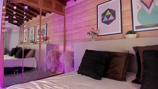 Snapshot of IzzyWild chatting on 03.19.25 IzzyWild online show from 03.19.25