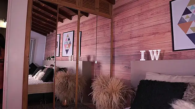 Snapshot of IzzyWild chatting on 10.20.25 IzzyWild online show from 10.20.25