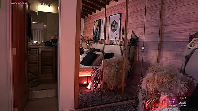 Snapshot of IzzyWild chatting on 10.31.25 IzzyWild online show from 10.31.25