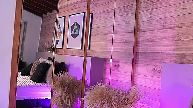 Snapshot of IzzyWild chatting on 11.19.25 IzzyWild online show from 11.19.25