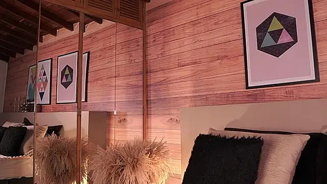 Snapshot of IzzyWild chatting on 11.21.25 IzzyWild online show from 11.21.25