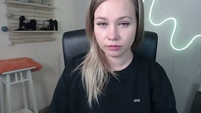 Snapshot of holly_xglam chatting on 12.09.24 holly xglam online show from 12.09.24