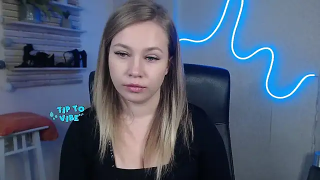 Snapshot of holly_xglam chatting on 12.23.24 holly xglam online show from 12.23.24