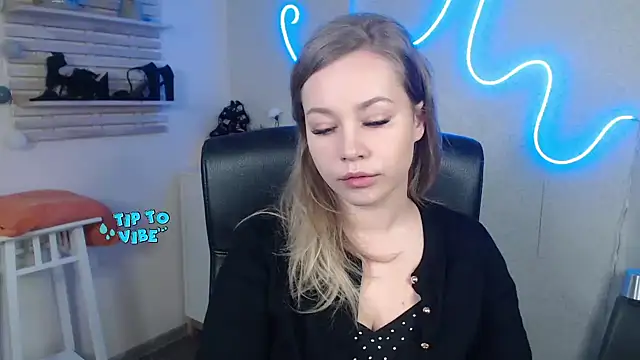 Snapshot of holly_xglam chatting on 12.30.24 holly xglam online show from 12.30.24