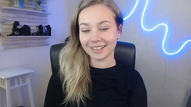 Snapshot of holly_xglam chatting on 01.28.25 holly xglam online show from 01.28.25