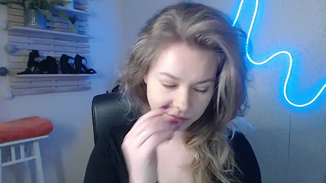 Snapshot of holly_xglam chatting on 02.18.25 holly xglam online show from 02.18.25