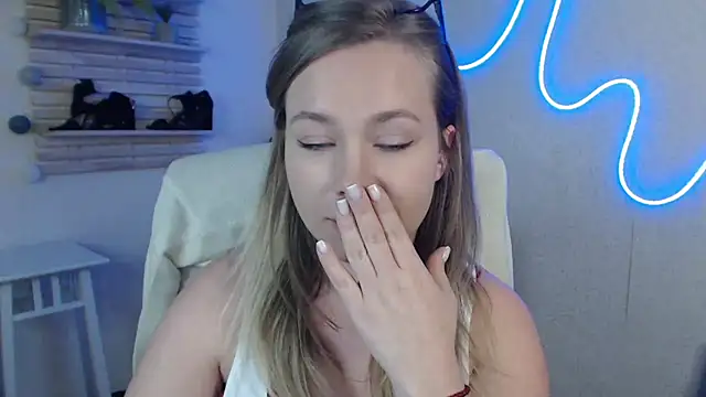 Snapshot of holly_xglam chatting on 03.12.25 holly xglam online show from 03.12.25