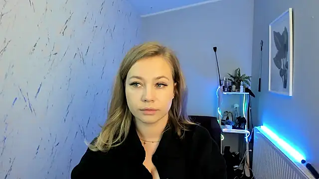 Snapshot of holly_xglam chatting on 09.29.25 holly xglam online show from 09.29.25