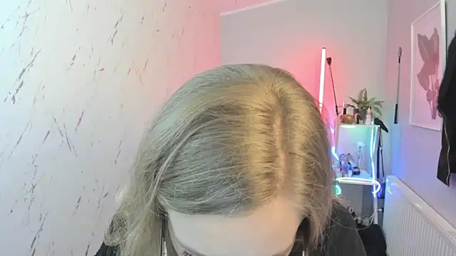 Snapshot of holly_xglam chatting on 10.08.25 holly xglam online show from 10.08.25