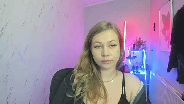 Snapshot of holly_xglam chatting on 11.25.25 holly xglam online show from 11.25.25