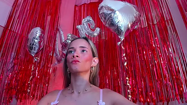 Snapshot of SkiinnyAna chatting on 02.15.25 SkiinnyAna online show from 02.15.25