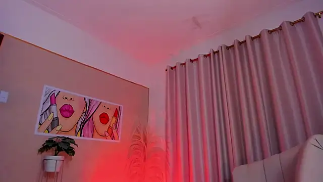 Snapshot of SkiinnyAna chatting on 02.28.25 SkiinnyAna online show from 02.28.25