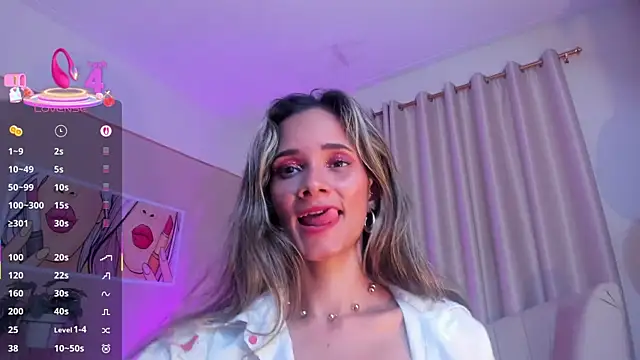 Snapshot of SkiinnyAna chatting on 03.21.25 SkiinnyAna online show from 03.21.25