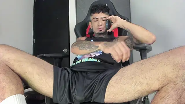 Snapshot of sergiio_mesa27 chatting on 10.28.25 sergiio mesa27 online show from 10.28.25