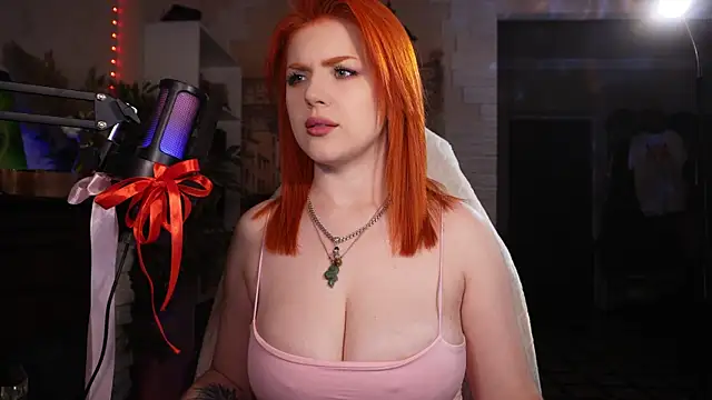 Snapshot of Chriss_Fox chatting on 03.05.25 Chriss Fox online show from 03.05.25