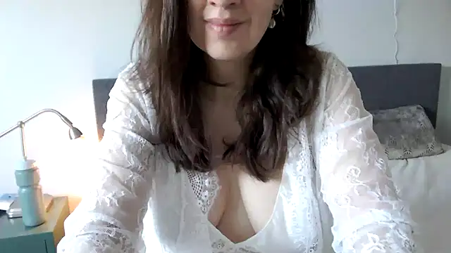 Ella Next Door online show from 03.03.25