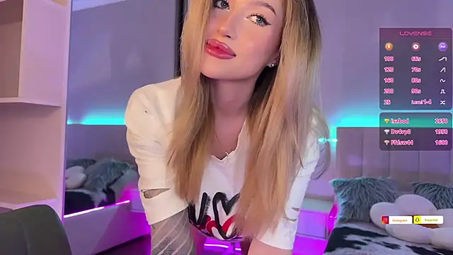 Snapshot of ellie_miu chatting on 03.16.25 ellie miu online show from 03.16.25