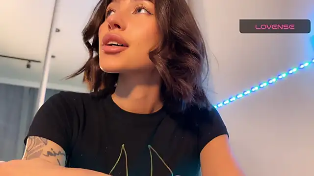 Snapshot of ellie_miu chatting on 11.20.25 ellie miu online show from 11.20.25