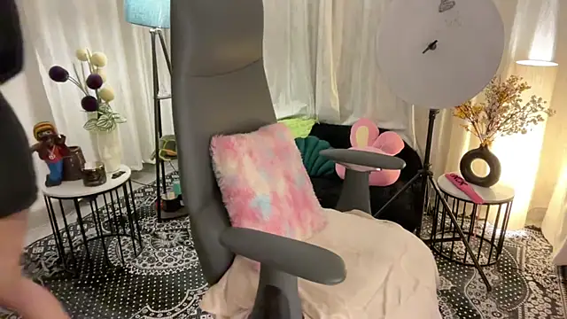 Snapshot of Unique-Beauty chatting on 03.22.25 Unique-Beauty online show from 03.22.25