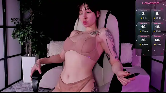 Snapshot of risingrose_ chatting on 03.07.25 risingrose online show from 03.07.25