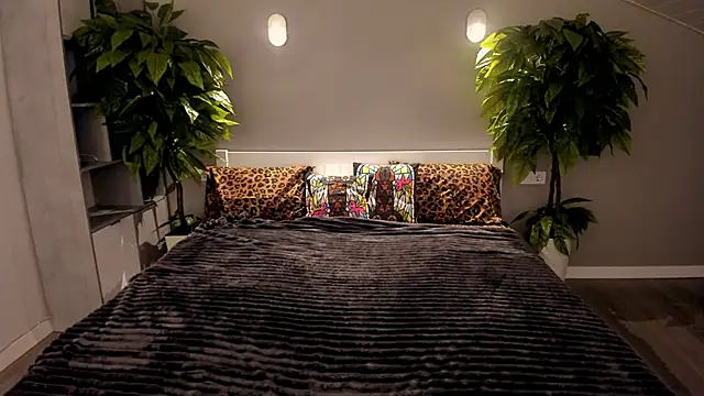 MagicPeachh  online show from 12.02.25