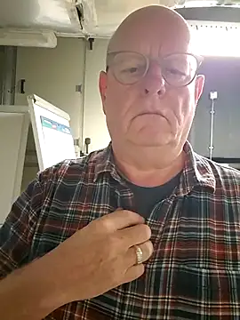 Snapshot of andrejoyfull64 chatting on 10.27.25 andrejoyfull64 online show from 10.27.25