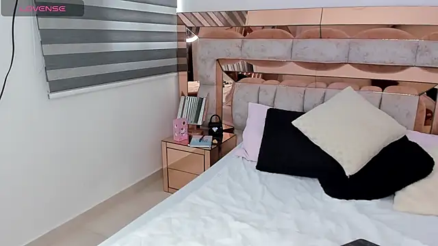 Snapshot of CamiiLovers chatting on 02.10.25 CamiiLovers online show from 02.10.25