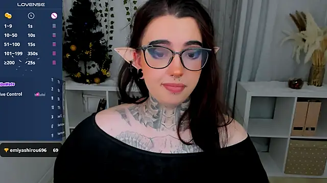 Snapshot of Dixi_Pixi_ chatting on 12.30.24 Dixi Pixi online show from 12.30.24