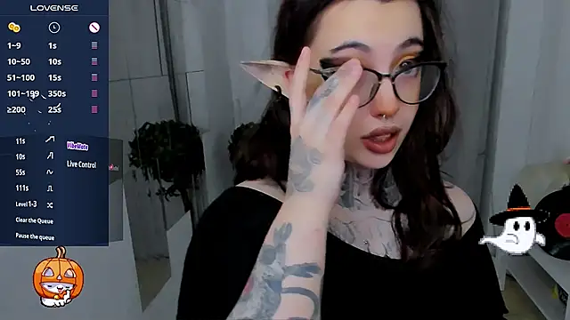 Snapshot of Dixi_Pixi_ chatting on 11.14.25 Dixi Pixi online show from 11.14.25